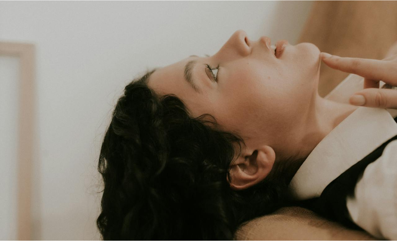 Sagging Jawlines and Second Chins: Why They Happen and Quick Fixes for Women 30+